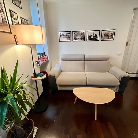 Guesthost - Modern And Cozy Near Amendola M1 Appartamento
